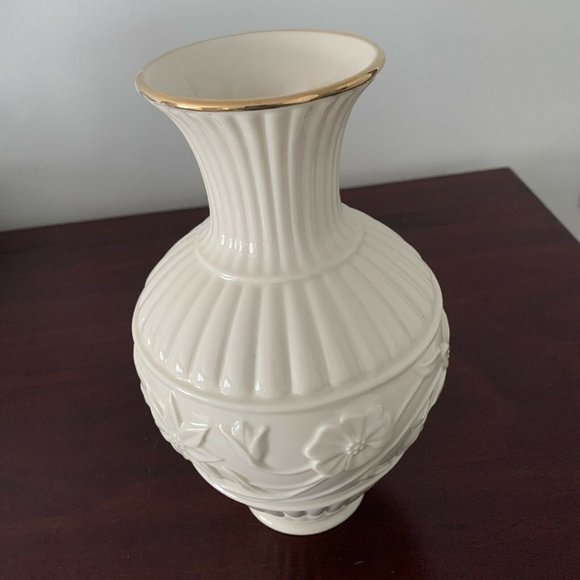 Lenox Classic Vase Floral Vine Ivory with gold - Picture 2 of 6